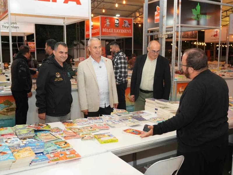 Alanya Belediyesi’nin düzenlediği 8. Alanya Kitap Fuarı, 100’ün üzerinde yayınevi, binlerce Kitap, yazar ve şairin katıl