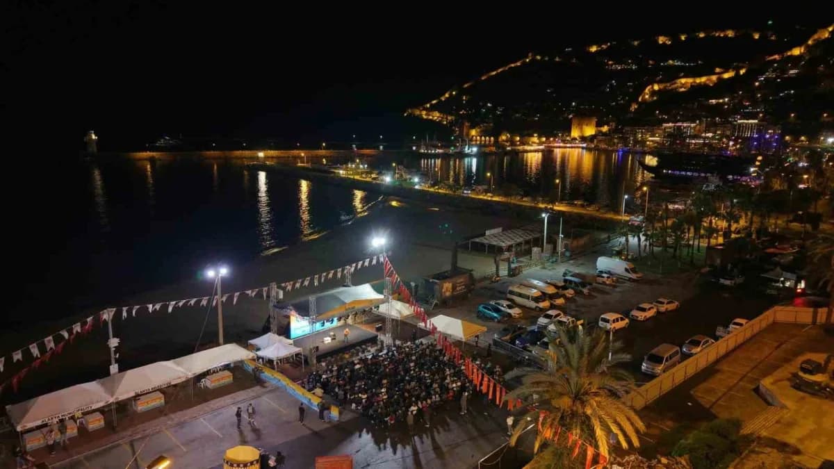 Alanya Belediyesi’nin düzenlediği 8. Alanya Kitap Fuarı, 100’ün üzerinde yayınevi, binlerce Kitap, yazar ve şairin katıl