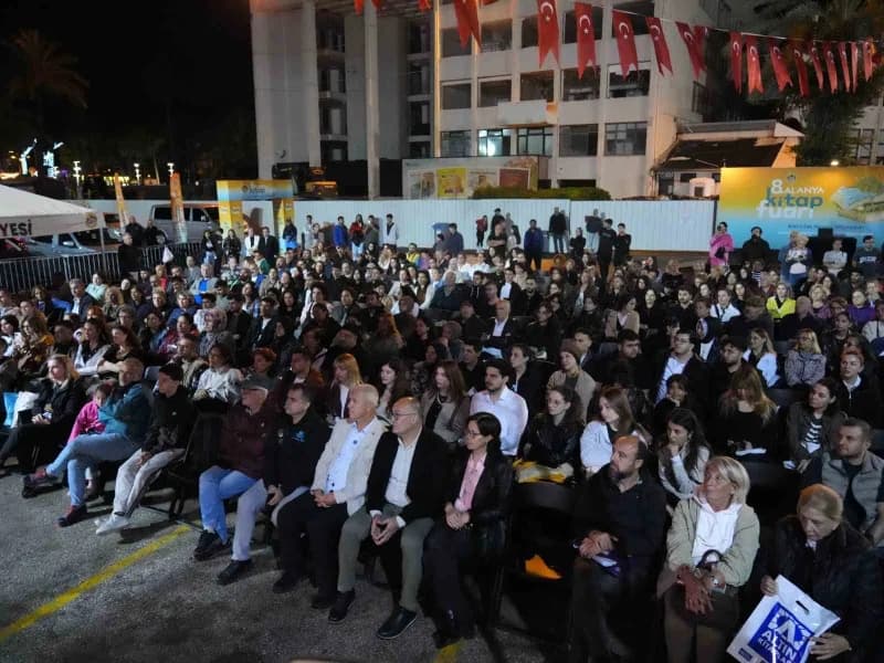 Alanya Belediyesi’nin düzenlediği 8. Alanya Kitap Fuarı, 100’ün üzerinde yayınevi, binlerce Kitap, yazar ve şairin katıl