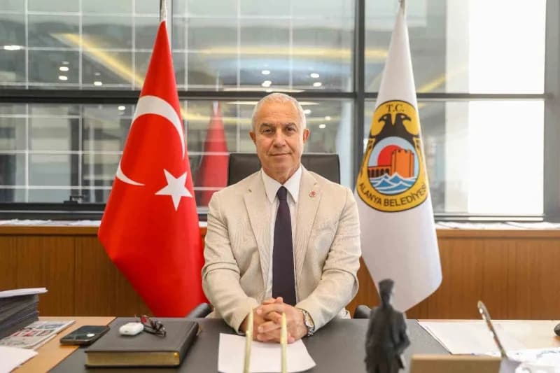 Alanya ve Konyaaltı belediye başkanları Osman Tarık Özçelik ve Cem Kotan basın açıklaması yapıyor