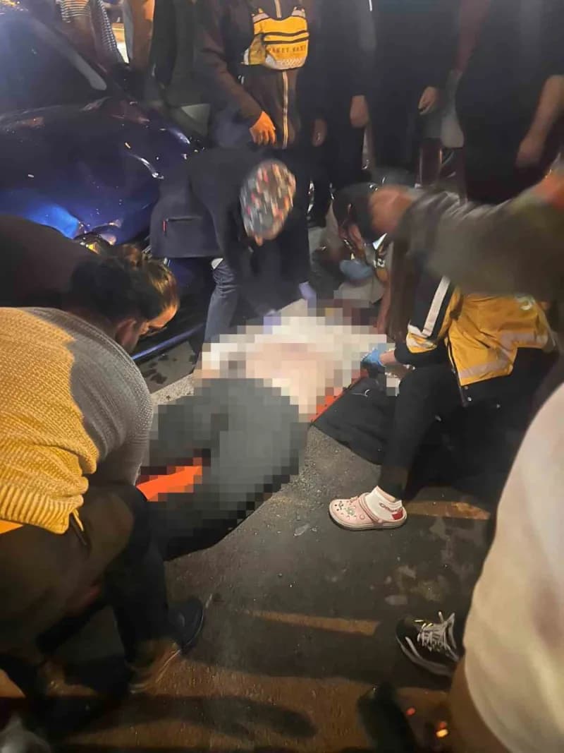Alanya ilçesinde kamyonet ile motosikletin çarpıştığı kazada ağır yaralanan 20 yaşındaki motosiklet sürücüsü kaldırıldığ