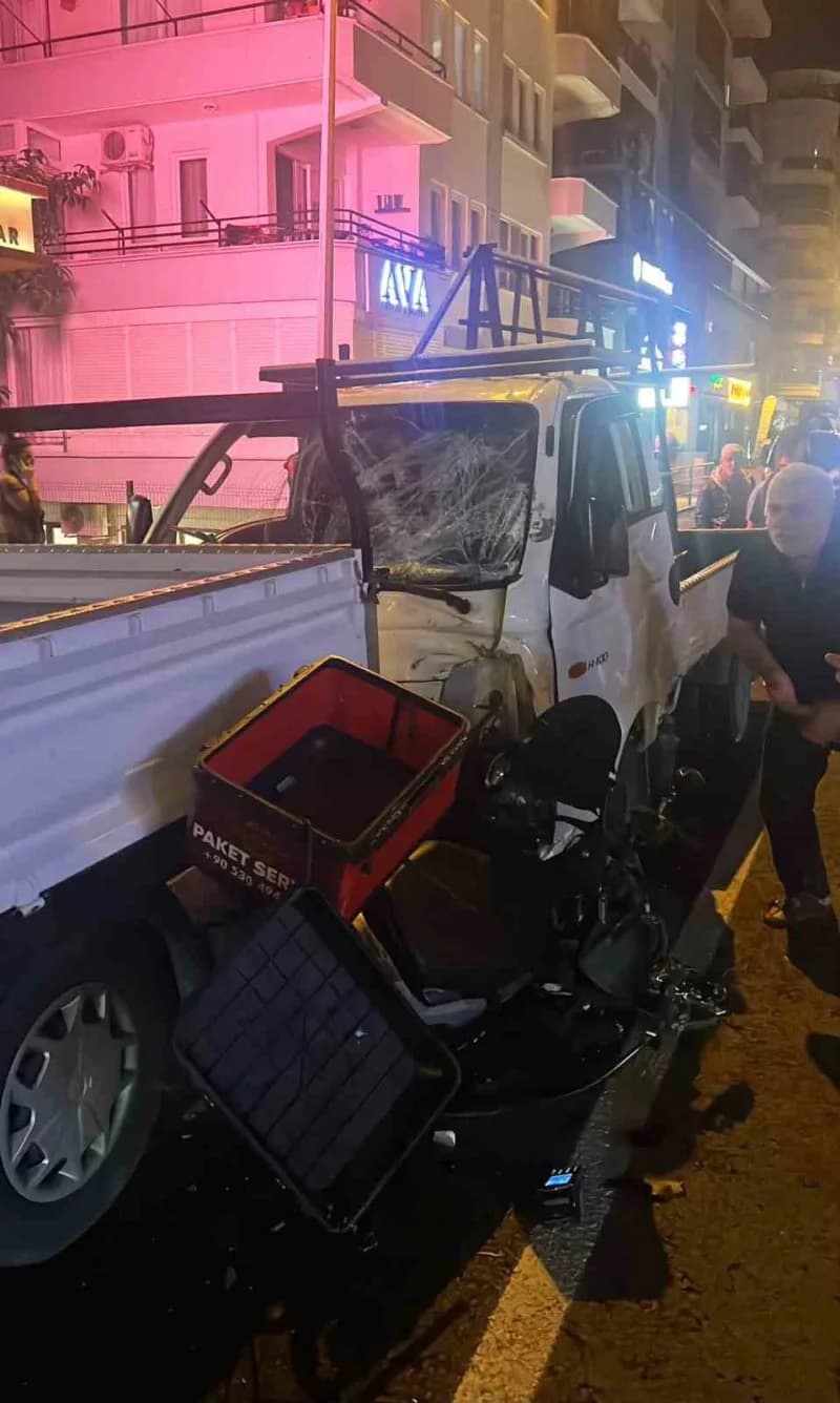 Alanya ilçesinde kamyonet ile motosikletin çarpıştığı kazada ağır yaralanan 20 yaşındaki motosiklet sürücüsü kaldırıldığ