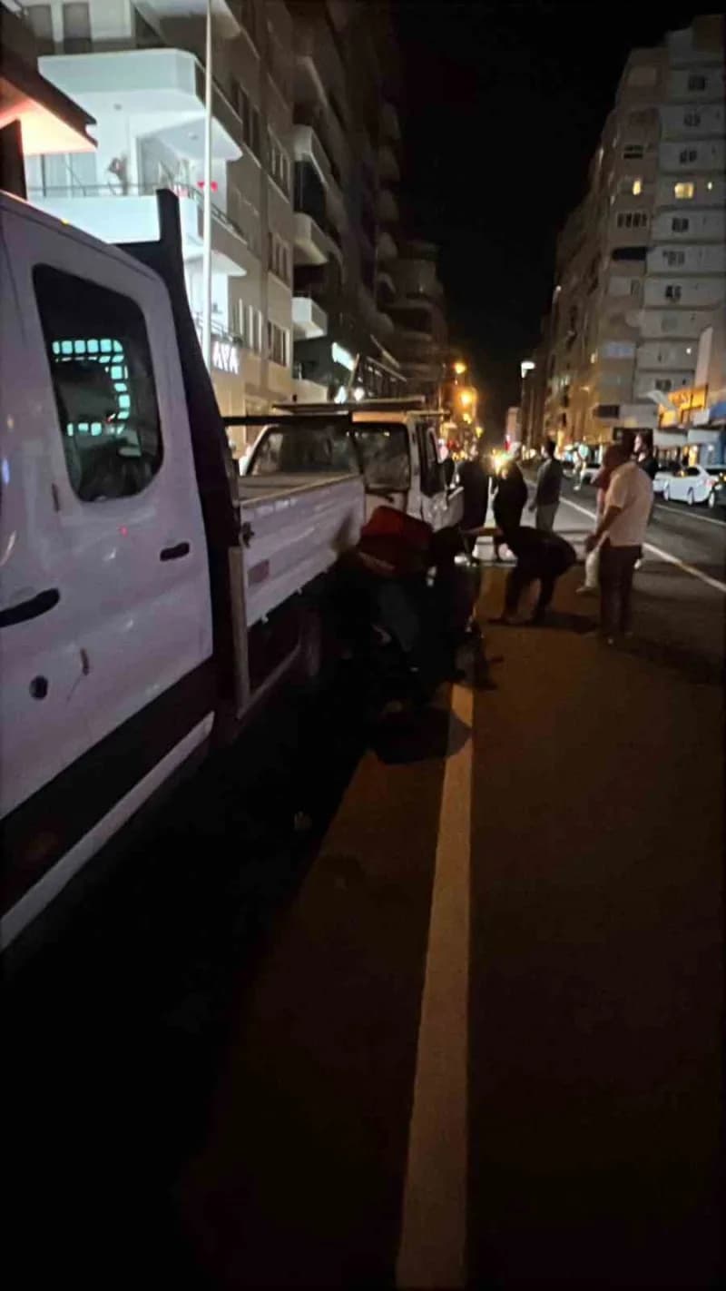 Alanya ilçesinde kamyonet ile motosikletin çarpıştığı kazada ağır yaralanan 20 yaşındaki motosiklet sürücüsü kaldırıldığ
