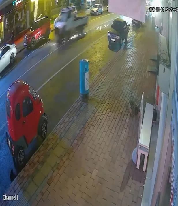Kaza anı güvenlik kamerasına saniye saniye yansıdı.