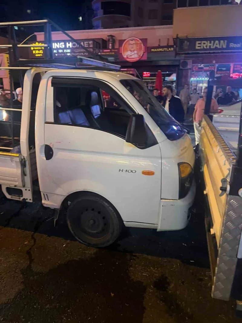 Alanya ilçesinde kamyonet ile motosikletin çarpıştığı kazada ağır yaralanan 20 yaşındaki motosiklet sürücüsü kaldırıldığ
