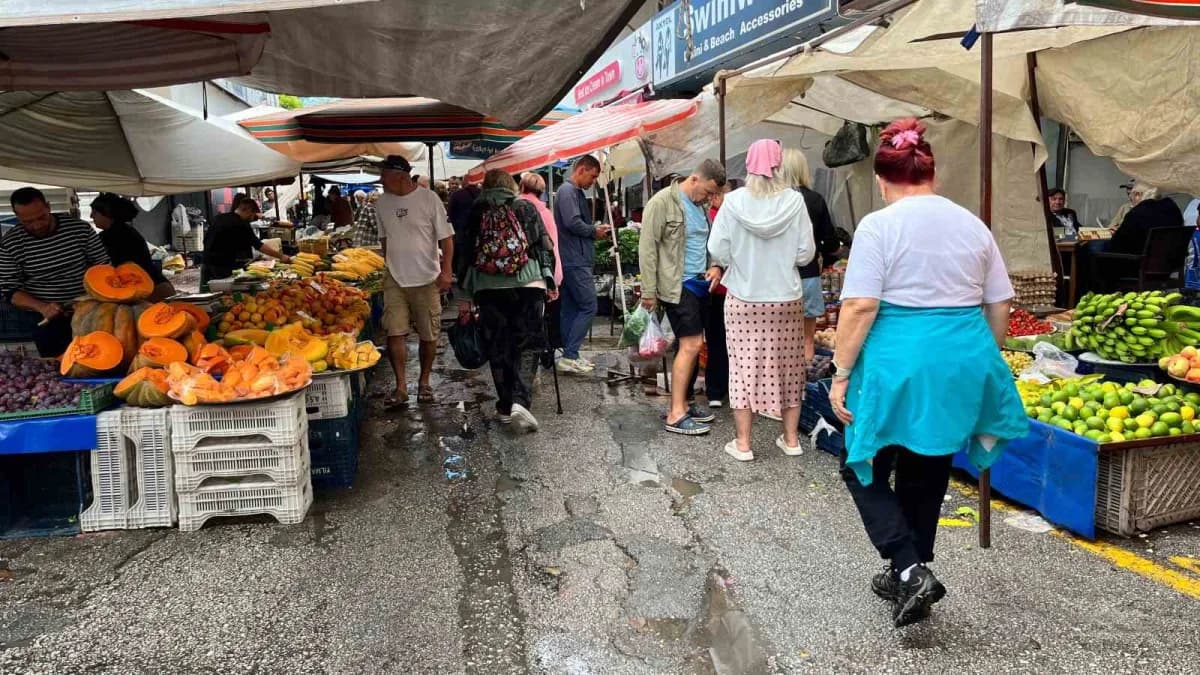 Alanya Mahmutlar Mahallesi Cumartesi Pazarı’nda sağanak sonrası su baskını ve su altında kalan pazar tezgahları