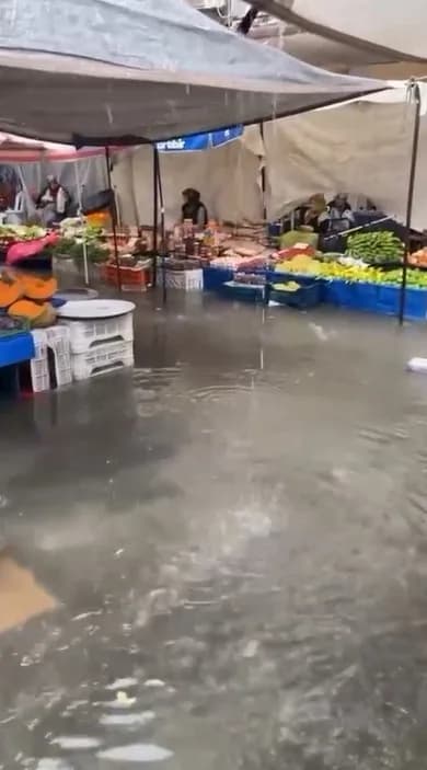 Pazarcı esnafının kurduğu tezgahların bir kısmı su altında kalırken, vatandaşlar dolan logarları kendi imkanlarıyla açma