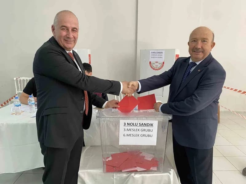 Alaşehir Ticaret ve Sanayi Odası yeni başkanı Hüseyin Öztürk ve eski başkan Mustafa Seyhan