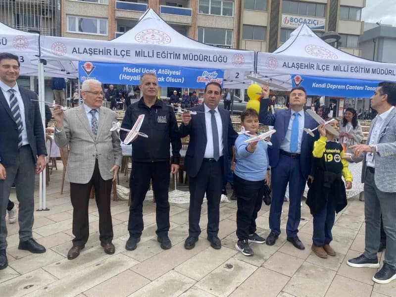 Dört gün sürecek şenlikte 68 farklı atölyede öğrenciler yapay zekadan robotik kodlamaya, drone teknolojilerinden depreme