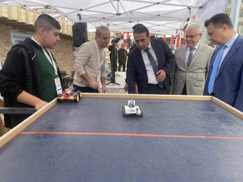 Protokol stantları gezerek bilgi aldı