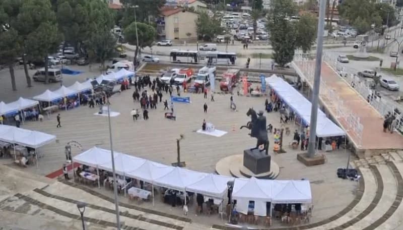 Manisa’nın Alaşehir ilçesinde "Bilimin Işığında Güvenli Yarınlar" temasıyla düzenlenen 2. Alaşehir Bilim Şenliği başladı