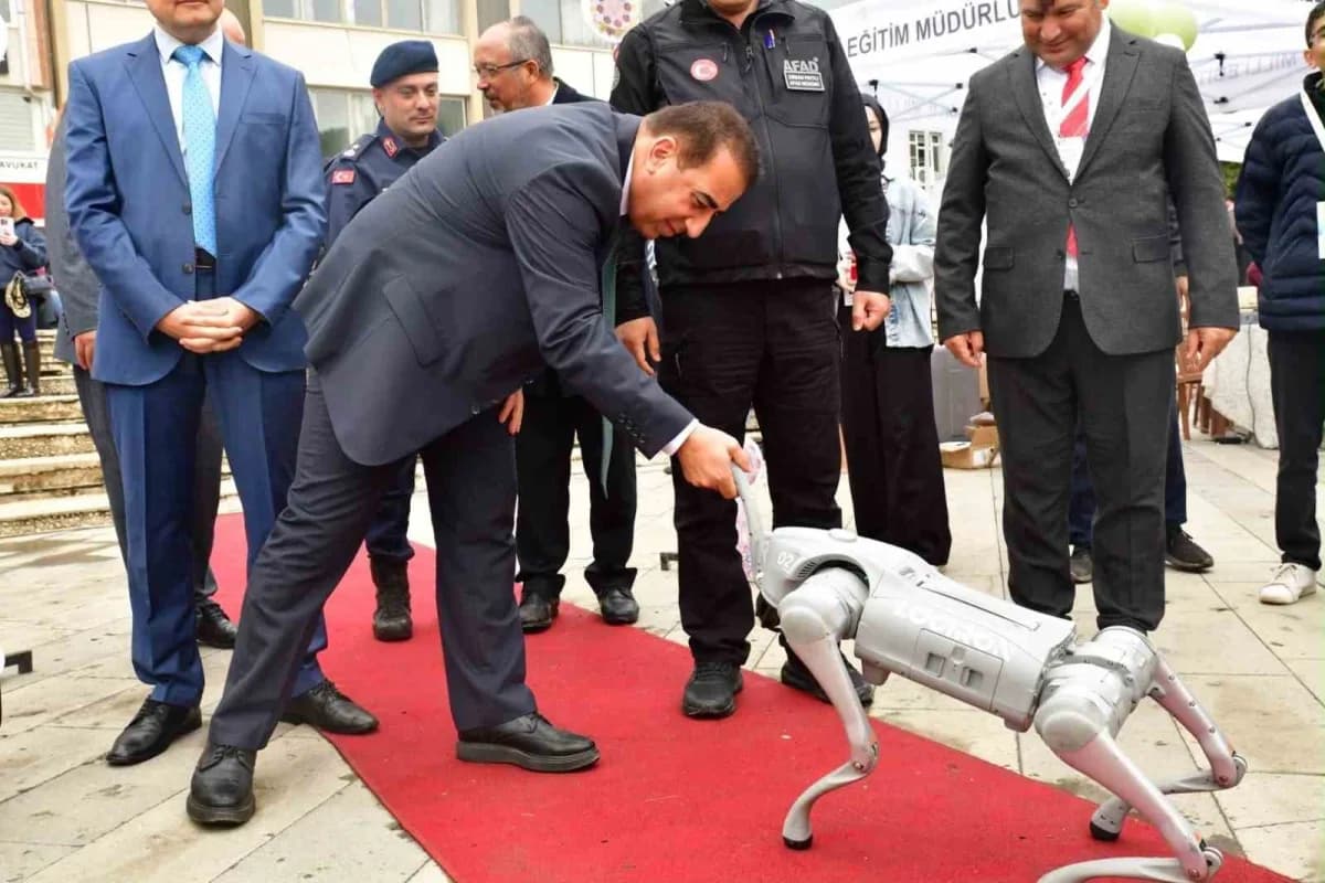 Alaşehir’de Bilim Şenliği kapsamında robot köpek Logi’nin gösterisi ve öğrenciler