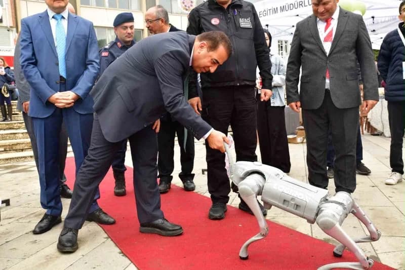 Alaşehir’de Bilim Şenliği kapsamında robot köpek Logi’nin gösterisi ve öğrenciler