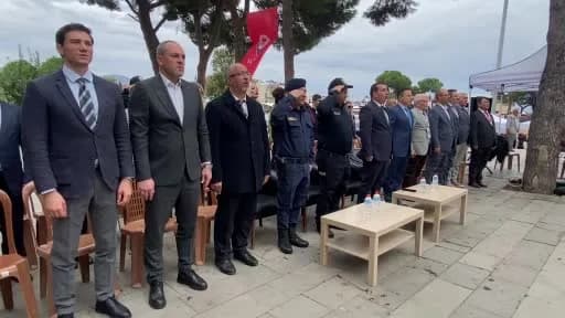 Alaşehir Bilim Şenliği açılış töreninde öğrenciler ve yetkililer Cumhuriyet ve Demokrasi Meydanı’nda bir arada