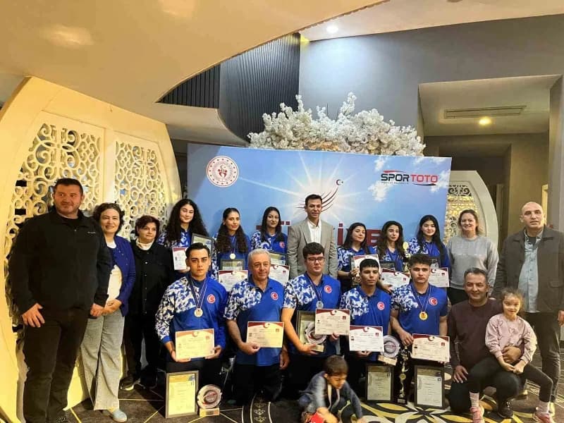 Manisa’nın Alaşehir ilçesinden 10 genç sporcu, Polonya’da düzenlenen 2026 FAI Uzay Modelleri Avrupa Şampiyonası’nda Türk