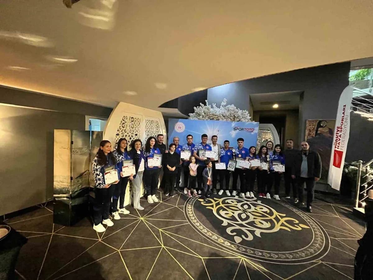 Manisa’nın Alaşehir ilçesinden 10 genç sporcu, Polonya’da düzenlenen 2026 FAI Uzay Modelleri Avrupa Şampiyonası’nda Türk