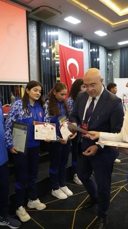 Manisa’nın Alaşehir ilçesinden 10 genç sporcu, Polonya’da düzenlenen 2026 FAI Uzay Modelleri Avrupa Şampiyonası’nda Türk