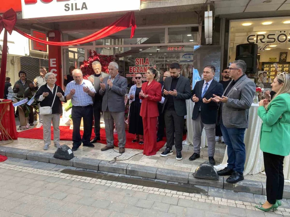 Alaşehir’de yeni iş yerinin açılışını yapan Eczacı Müzeyyen Sıla Aykanat, 2022 yılında hayatını kaybeden babası, eski Al