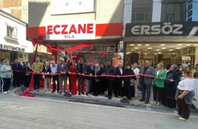 Alaşehir’de yeni açılan Sıla Eczanesi önünde Müzeyyen Sıla Aykanat babasını anarken duygusal anlar yaşadı