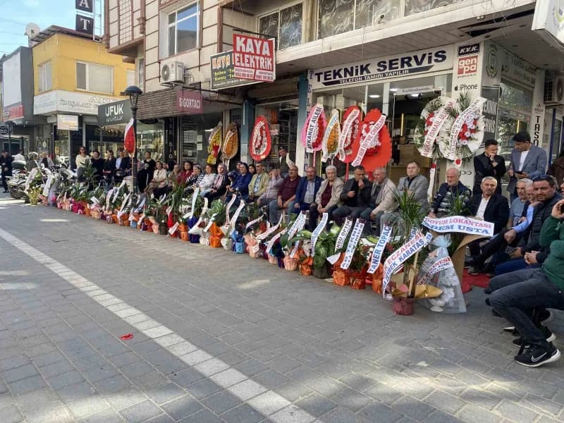 Alaşehir’de yeni iş yerinin açılışını yapan Eczacı Müzeyyen Sıla Aykanat, 2022 yılında hayatını kaybeden babası, eski Al