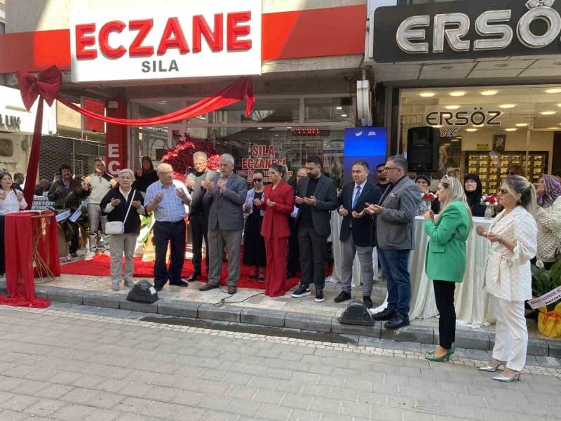 Alaşehir’de yeni iş yerinin açılışını yapan Eczacı Müzeyyen Sıla Aykanat, 2022 yılında hayatını kaybeden babası, eski Al