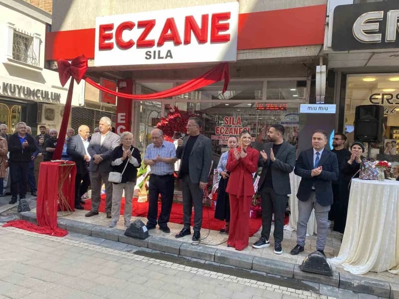 Alaşehir’de yeni iş yerinin açılışını yapan Eczacı Müzeyyen Sıla Aykanat, 2022 yılında hayatını kaybeden babası, eski Al