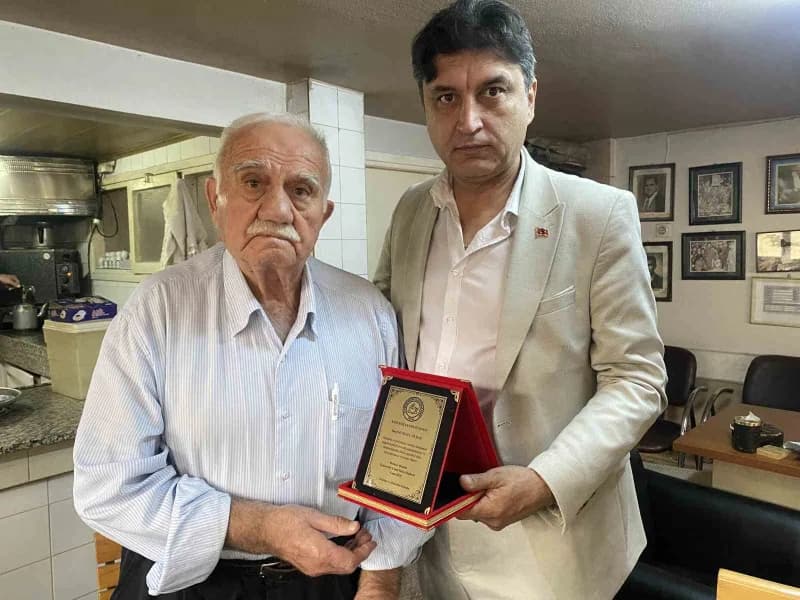Manisa’nın Alaşehir ilçesinde Kahveciler Odası tarafından düzenlenen Törende, meslekte uzun yıllardır hizmet veren üç ka