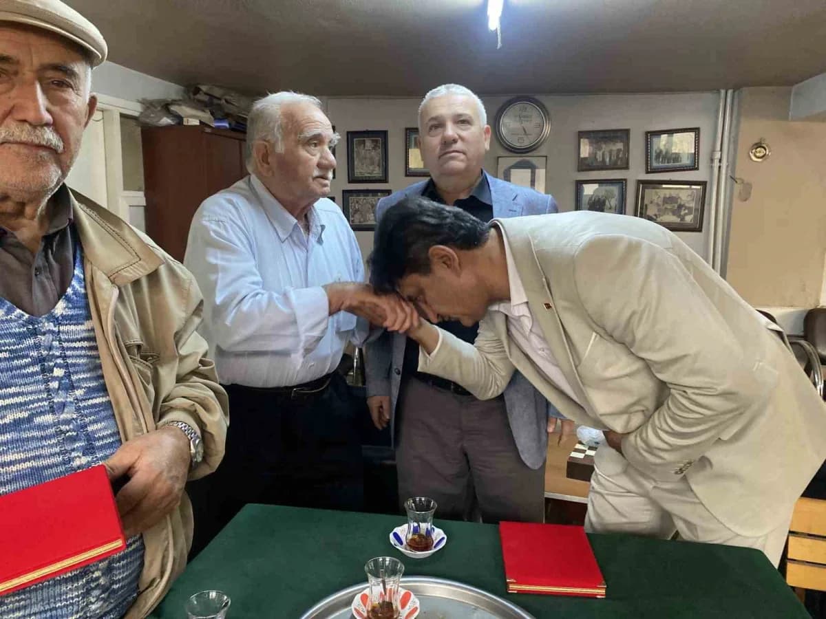 Manisa’nın Alaşehir ilçesinde Kahveciler Odası tarafından düzenlenen Törende, meslekte uzun yıllardır hizmet veren üç ka
