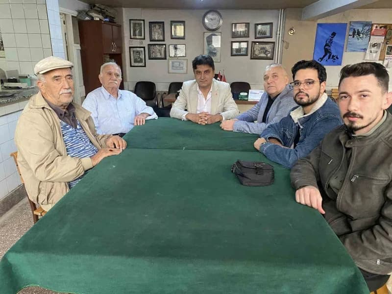 Ahilik kültürünün gelecek kuşaklara aktarılmasının amaçlandığı Törende, 55 yıllık kahveci Mustafa Yılmaz gençlere meslek
