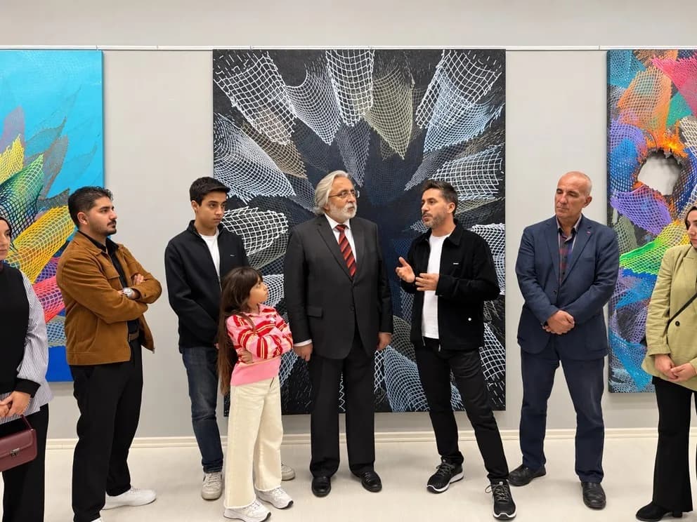 SANKO Sanat Galerisinde Ali İrgin'in Sonsuzluk Ağları temalı resim sergisinden bir eser