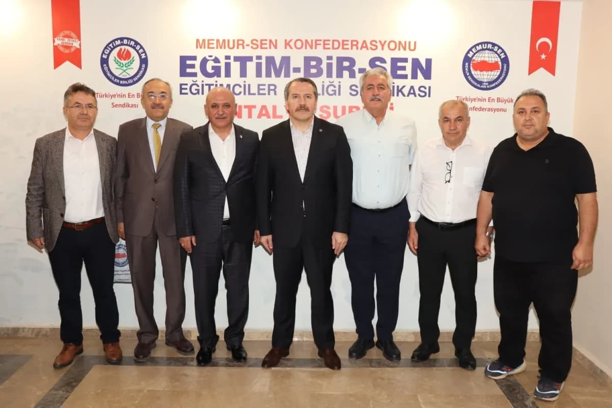 Ali Yalçın Antalya’da Memur-Sen teşkilatıyla toplantıda konuşma yaparken