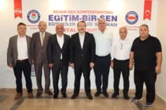 Ali Yalçın Antalya’da Memur-Sen teşkilatıyla toplantıda konuşma yaparken