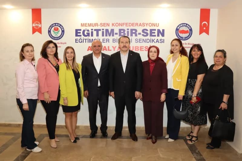 Ali Yalçın ziyaretin sonunda Teşkilat üyeleriyle hatıra fotoğrafı çektirdi.