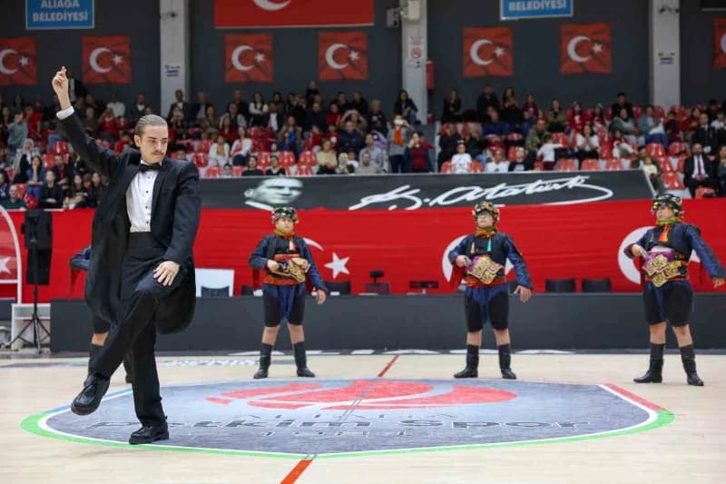 İzmir Aliağa'da Cumhuriyet'in ilanının 103. Yıl dönümü coşkuyla kutlandı. Cumhuriyet Meydanı'nda çel