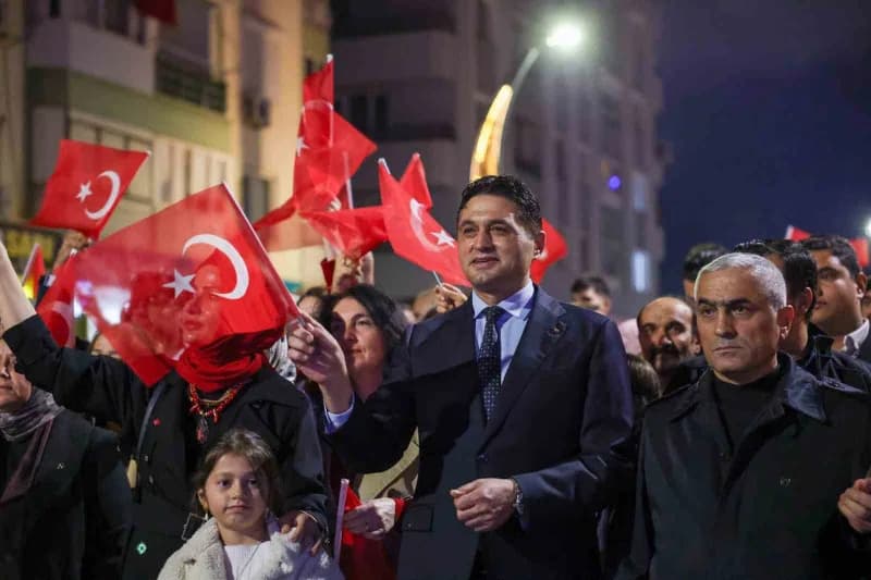 İzmir Aliağa'da Cumhuriyet'in ilanının 103. Yıl dönümü coşkuyla kutlandı. Cumhuriyet Meydanı'nda çel