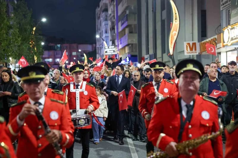 İzmir Aliağa'da Cumhuriyet'in ilanının 103. Yıl dönümü coşkuyla kutlandı.