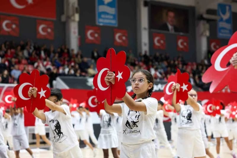Aliağa’da Cumhuriyet Bayramı kutlamalarında kortej ve halk oyunları gösterisi