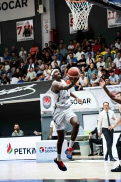 Aliağa Petkimspor Basketbol Süper Ligi maçında mücadele ederken
