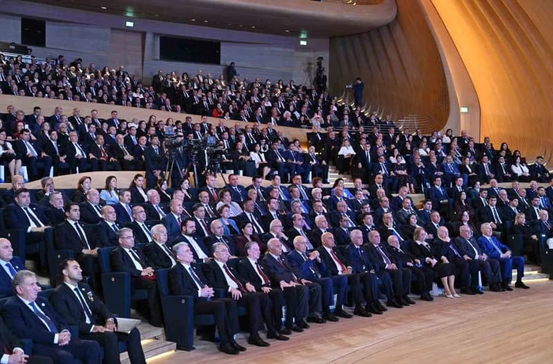 Azerbaycan Cumhurbaşkanı İlham Aliyev, Yeni Azerbaycan Partisi'nin (YAP) 8. Kurultayı'nda yaptığı konuşmada, "Dış politi
