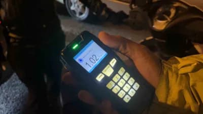 Bursa'da alkollü motosiklet sürücüsüne trafik ekipleri tarafından ceza kesilirken görüntü