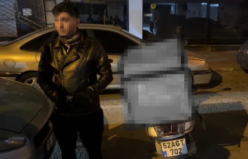 Sürücünün, "Yapacak bir şey yok, ehliyetsiz süreceğiz artık, bundan sonra durmam zaten" demesi güldürürken, ehliyeti ise