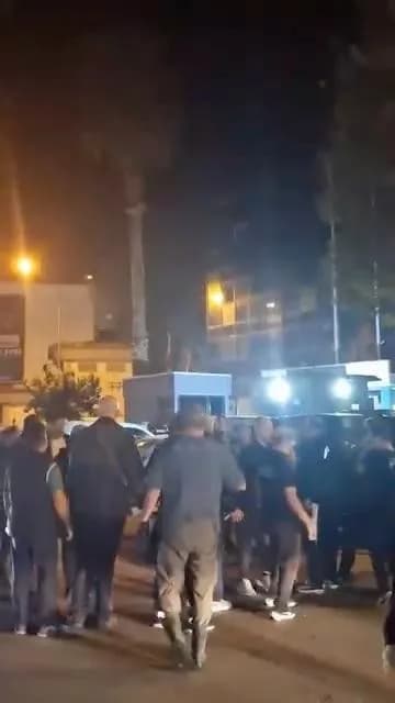 Bir kahvehanenin önünde bulunan vatandaşlar, aracın bir çocuğa çarpma tehlikesi oluşturduğunu öne sürerek otomobilin peş