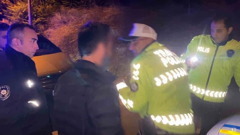 Bursa'da alkollü yakalanan sürücüyü ikna etmek için polis memurunun tarifli çabası kameraya böyle yansıdı. Sürücünün, "B