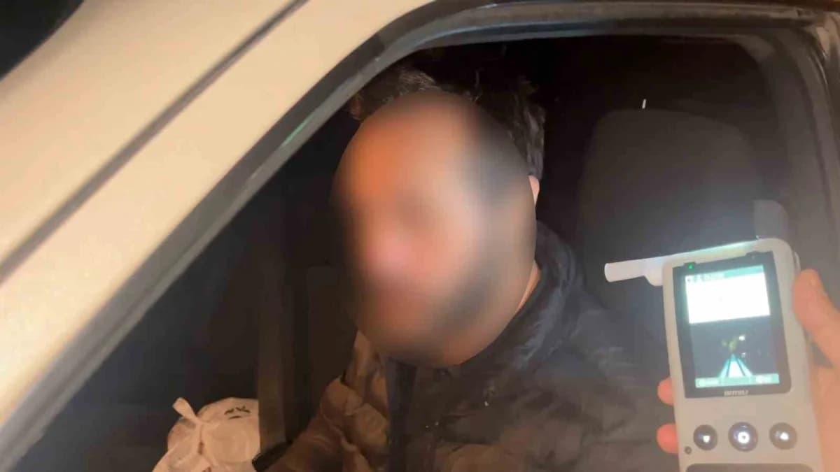 Bursa'da alkollü yakalanan sürücüyü ikna etmek için polis memurunun tarifli çabası kameraya böyle yansıdı. Sürücünün, "B
