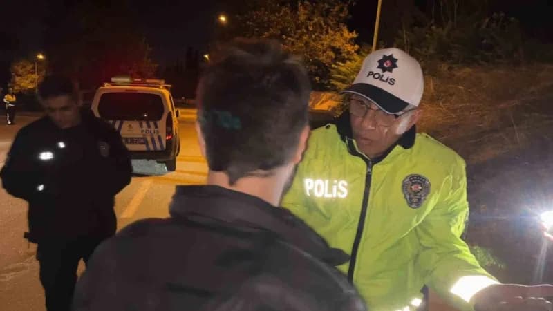 Bursa'da alkollü yakalanan sürücüyü ikna etmek için polis memurunun tarifli çabası kameraya böyle yansıdı. Sürücünün, "B
