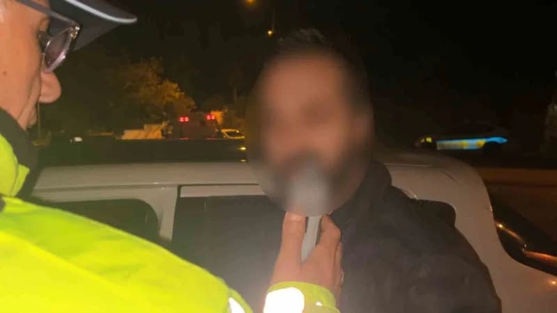 Bursa'da alkollü yakalanan sürücüyü ikna etmek için polis memurunun tarifli çabası kameraya böyle yansıdı. Sürücünün, "B
