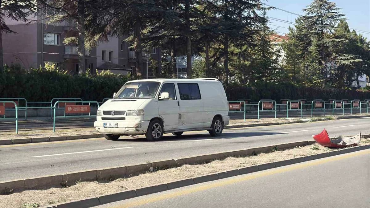 Eskişehir'de 2,20 promil alkollü olduğu tespit edilen sürücü Sokak üzerinde bir araca çarptıktan sonra ters yönden bulva