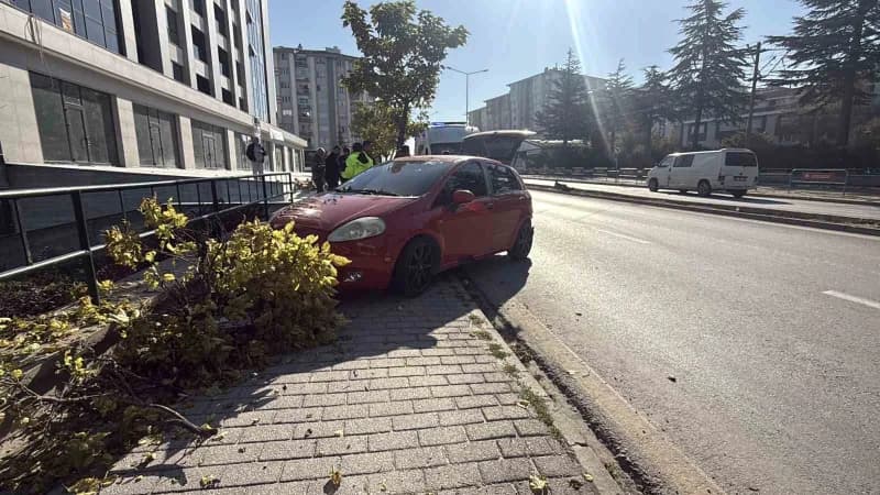 Eskişehir Cumhuriyet Bulvarı’nda alkollü sürücünün karıştığı trafik kazasında hasar gören araç ve devrilen ağaç