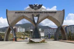 Alanya Alaaddin Keykubat Üniversitesi kampüsünde eğitim gören öğrenciler ve akademik binalar