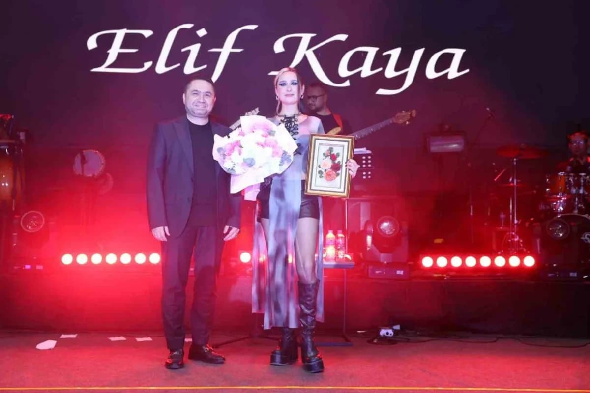 Konserin ardından ALKÜ Rektörü Prof. Dr. Kenan Ahmet Türkdoğan, sanatçı Elif Kaya’ya çiçek ve tablo